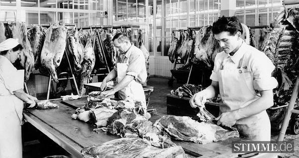 Fleischerei in den 60er Jahren. Für Fertiggerichte wird Schlachtvieh verarbeitet.
