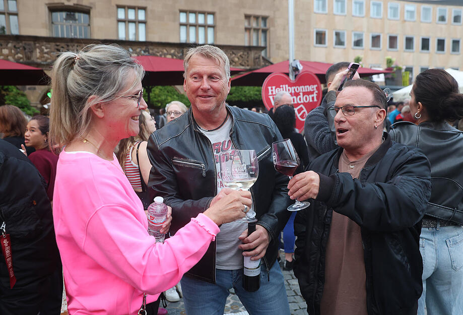 Am Freitagabend kann auf dem Heilbronner Weindorf ausgelassen gefeiert werden. Am Freitagabend kann auf dem Heilbronner Weindorf ausgelassen gefeiert werden.
