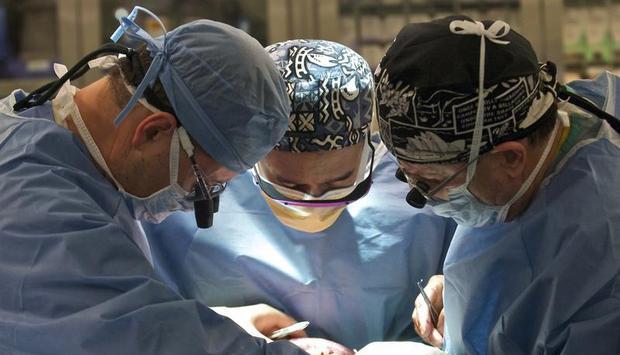 Das Chirurgenteam bei der Gesichtstransplantation.