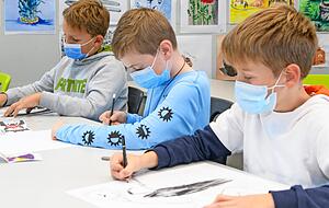 Mit großem Eifer zeichnen Nils, Moritz und Luis bei der Kreativ AG. Sie nehmen an einem Wettbewerb zu Halloween teil.
Foto: Christiana Kunz Mit großem Eifer zeichnen Nils, Moritz und Luis bei der Kreativ AG. Sie nehmen an einem Wettbewerb zu Halloween teil.
Foto: Christiana Kunz