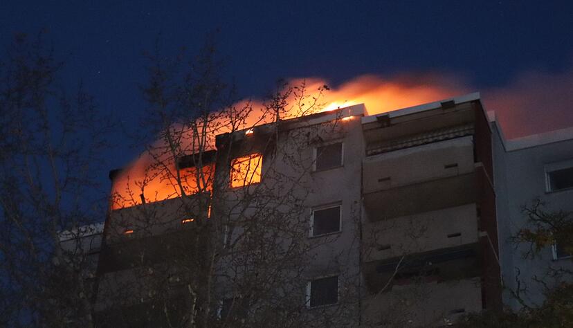 Warum der Brand ausbrach, war zunächst nicht klar. Warum der Brand ausbrach, war zunächst nicht klar.