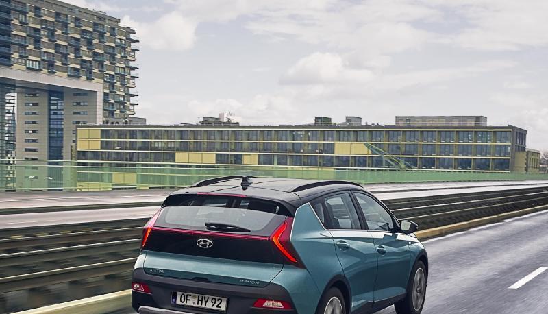 Auch hinten setzt Hyundai beim Bayon auf ein trendbewusstes Design.