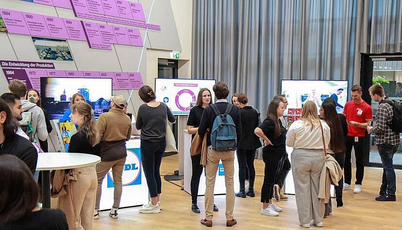 Hundert Teilnehmer informierten sich vor Ort über die verschiedenen Jobs in den Sparten der Unternehmensgruppe.
Fotos: Schwarz Unternehmenskommunikation Hundert Teilnehmer informierten sich vor Ort über die verschiedenen Jobs in den Sparten der Unternehmensgruppe.
Fotos: Schwarz Unternehmenskommunikation