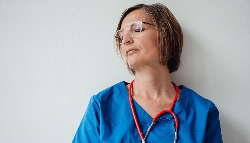 Die Wand im Rücken gibt Stabilität: Wer im Beruf mit starken Emotionen konfrontiert ist, sollte sich erst mal sammeln. Die Wand im Rücken gibt Stabilität: Wer im Beruf mit starken Emotionen konfrontiert ist, sollte sich erst mal sammeln.