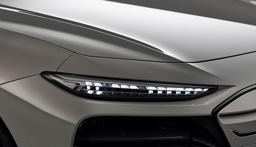 Hat mit klassischen Scheinwerfern nicht mehr viel zu tun: Ein digitaler Matrix-LED-Scheinwerfer im Audi A6 e-tron.