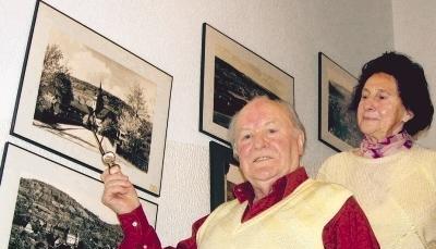 Treppensteigen gehört für Emil und Rita Jäger zum Alltag. Die historischen Aufnahmen von Künzelsau an der Wand versüßen sowohl Auf- als auch Abstieg. In seiner Jugend hat Emil Jäger den Fußball in Hohenlohe wiederbelebt.Fotos: Matthias Stolla/Colourbox