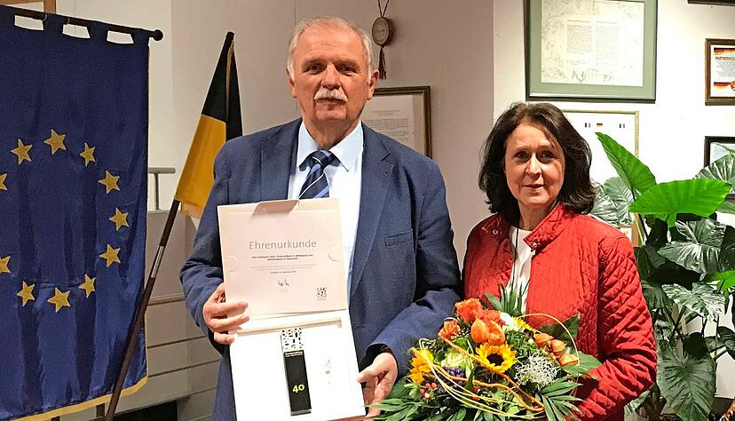 Da war Hermann Hohl − neben ihm seine Frau Heidrun − stolz, als er 2020 für 40 Jahre Gemeinderatstätigkeit mit Ehrennadel, Urkunde und Stele des Gemeindetags geehrt wurde. Neun Amtsperioden war er Bürgervertreter.