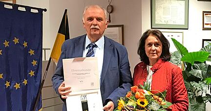 Da war Hermann Hohl − neben ihm seine Frau Heidrun − stolz, als er 2020 für 40 Jahre Gemeinderatstätigkeit mit Ehrennadel, Urkunde und Stele des Gemeindetags geehrt wurde. Neun Amtsperioden war er Bürgervertreter.
Foto: Archiv/Friedrich