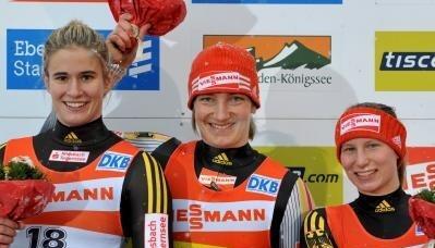 Natalie Geisenberger (l-r), Tatjana Hüfner und Steffi Sieger auf dem Siegerpodest. Natalie Geisenberger (l-r), Tatjana Hüfner und Steffi Sieger auf dem Siegerpodest.