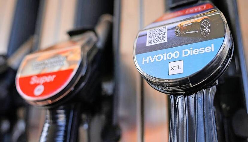 An etlichen Tankstellen gibt es bereits HVO100. Der Diesel ist aus Altfett und Reststoffen bei der Speiseölherstellung gewonnen. An etlichen Tankstellen gibt es bereits HVO100. Der Diesel ist aus Altfett und Reststoffen bei der Speiseölherstellung gewonnen.