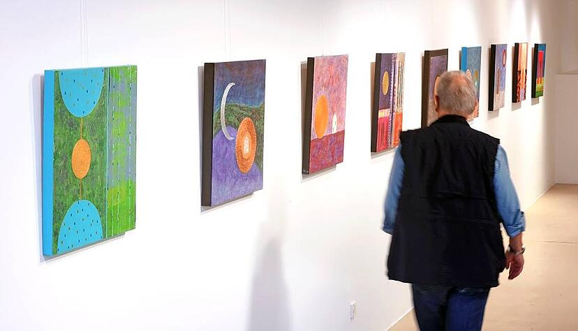Knapp 80 Arbeiten der freischaffenden Malerin Katja Hirschbiel sind bis 22. Juni in den R&auml;umen auf der Inselspitze zu sehen.