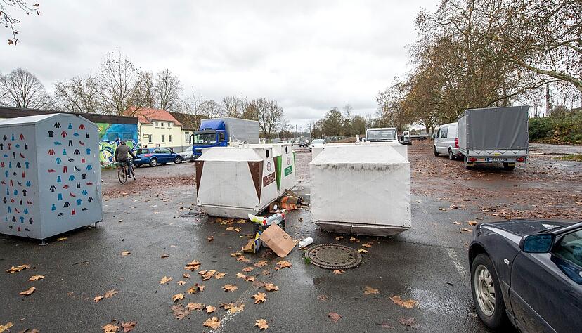 Auf dem Parkplatz Viehweide stehen frei zugängliche Wertstoff-Container, an denen dauernd wilder Müll abgelegt wird. Auch dies soll sich ändern.
Foto: Archiv/Berger Auf dem Parkplatz Viehweide stehen frei zugängliche Wertstoff-Container, an denen dauernd wilder Müll abgelegt wird. Auch dies soll sich ändern.
Foto: Archiv/Berger