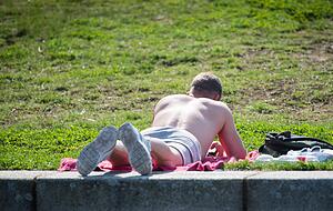 Lange ungesch&uuml;tzt in der Sonne liegen ist nicht ungef&auml;hrlich. Foto: dpa