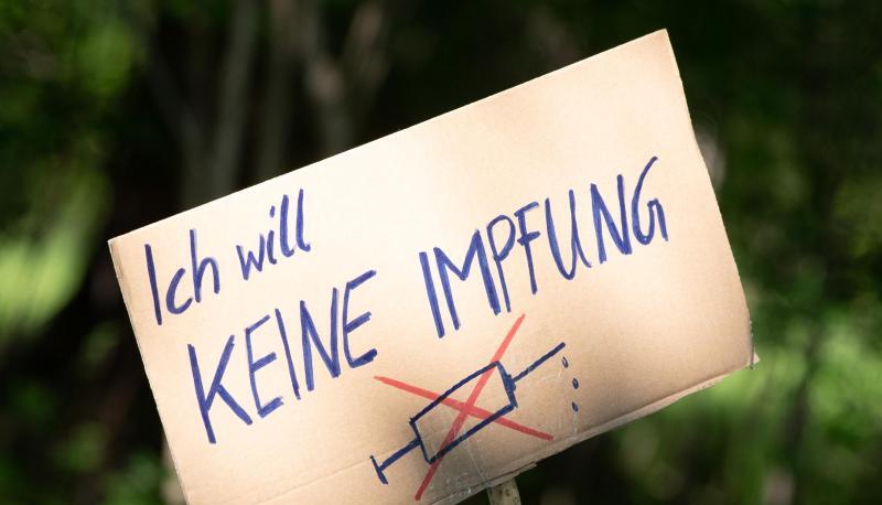 «Vergleicht man die Verweigerer mit dem Rest der Ungeimpften, haben die Verweigerer eher Sicherheitsbedenken und halten die Impfung für überflüssig, da Covid-19 in ihrer Wahrnehmung keine Bedrohung darstellt.».