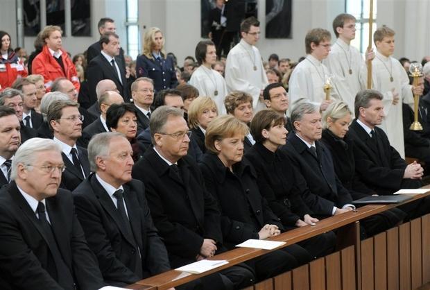 Der baden-w&uuml;rttembergische Ministerpr&auml;sident G&uuml;nther Oettinger (von rechts), seine Lebensgef&auml;hrtin Friederike Beyer, Bundespr&auml;sident Horst K&ouml;hler, seine Frau Eva Luise, Bundeskanzlerin Angela Merkel, der Pr&auml;sident des Bundesverfassungsgerichtes, Hans-J&uuml;rgen Papier, der baden-w&uuml;rttembergische Landtagspr&auml;sident Peter Straub und Bundesau&szlig;enminister Frank-Walter Steinmeier sitzen am Samstag (21.03.2009) zu Beginn der Trauerfeier in der St. Karl Borrom&auml;us Kirche von Winnenden f&uuml;r die Opfer des Amoklaufs vor zehn Tagen.