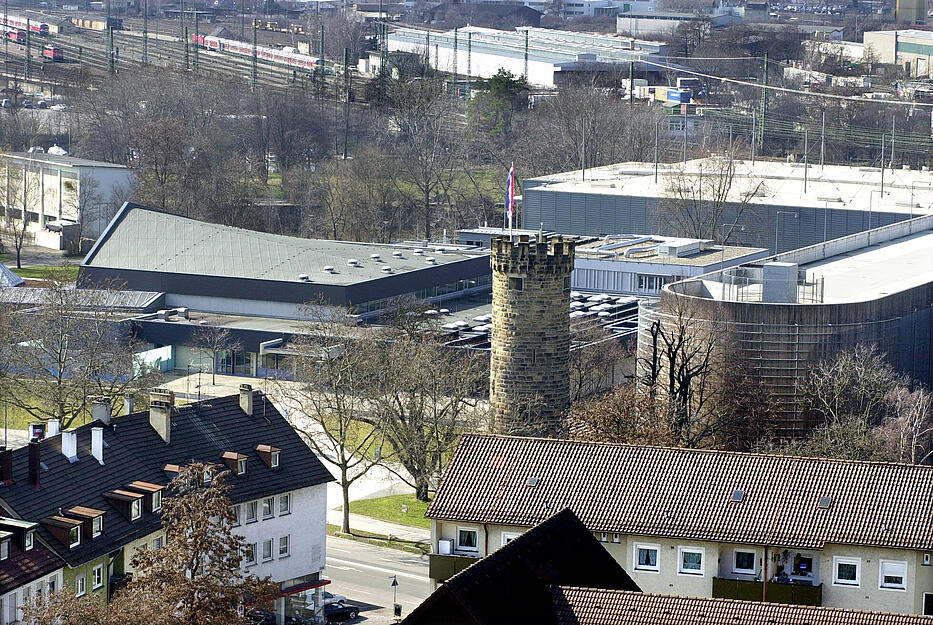 Blick auf den Bollwerksturm im März 2005. Rechts daneben ist das im November 1998 eröffnete Parkhaus, errichtet auf dem ehemaligen Parkplatz neben dem Stadtbad.  Dahinter schließt sich das Eisstadion an. Links vom Bollwerksturm ist das 1972 eingeweihte Hallenbad Soleo.