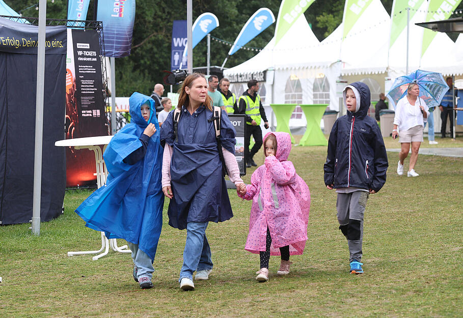 Immer wieder zogen Regenschauer übers Gelände. Immer wieder zogen Regenschauer übers Gelände.