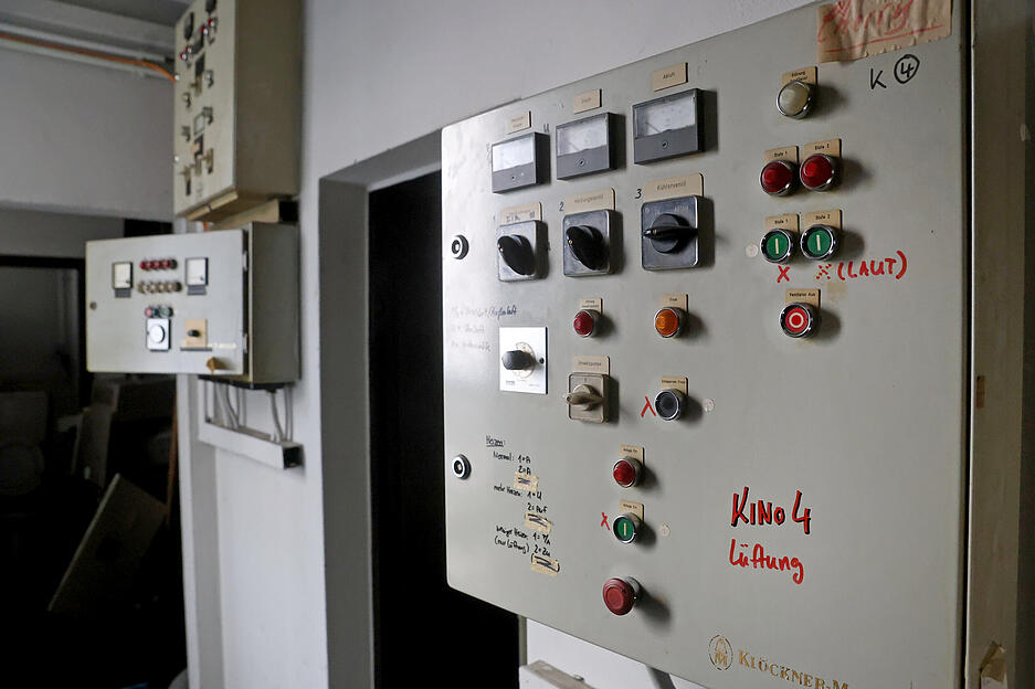 Beschriftete Technik zeigt, wie die Kinos im Kinocenter Heilbronn gesteuert wurden.