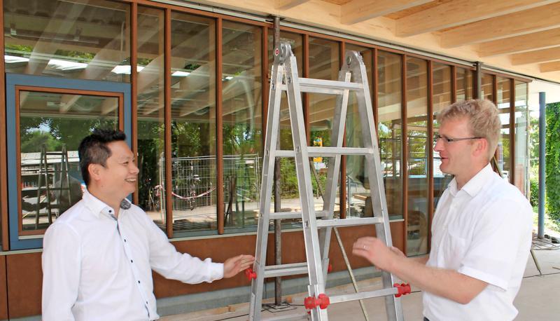 Restaurant-P&auml;chter Yun Xu (links) und K&auml;mmereiamtsleiter Andreas Insam sind guten Mutes, dass es jetzt voran geht auf der Kultura-Baustelle.
Foto: Peter Hohl