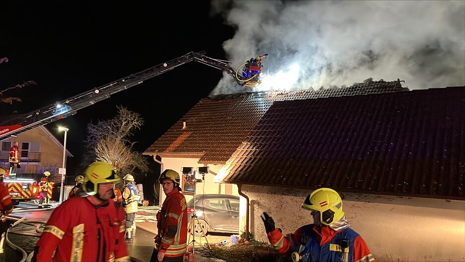 Zwei Personen ziehen sich durch das Feuer Verletzungen zu, bei einer von ihnen sind es schwere Verbrennungen. Zwei Personen ziehen sich durch das Feuer Verletzungen zu, bei einer von ihnen sind es schwere Verbrennungen.