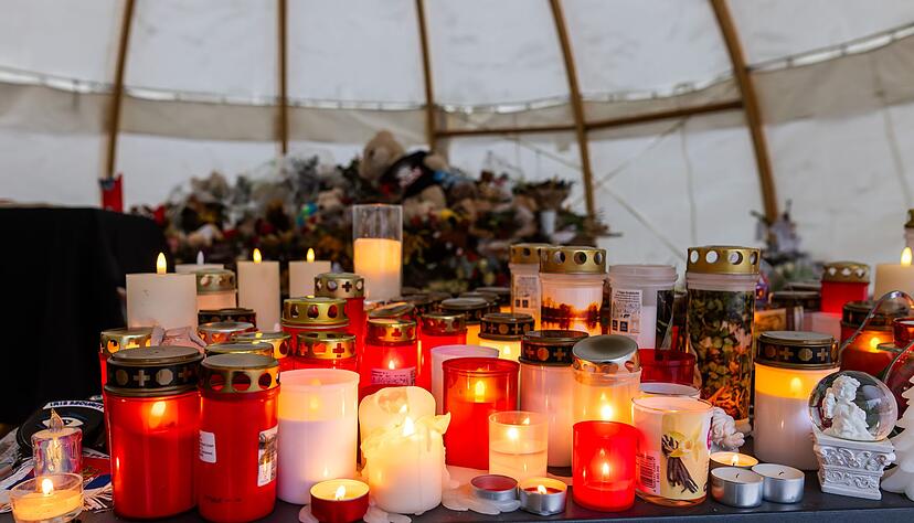 Menschen haben Kerzen und Blumen f&uuml;r die Opfer abgelegt. (Archivbild)