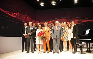 Carmen, Markus und Reinhold Würth beim 80. Geburtstag des Unternehmers. Beiratschefin Bettina Würth steht in der zweiten Reihe. Foto: Archiv/Berger Carmen, Markus und Reinhold Würth beim 80. Geburtstag des Unternehmers. Beiratschefin Bettina Würth steht in der zweiten Reihe. Foto: Archiv/Berger