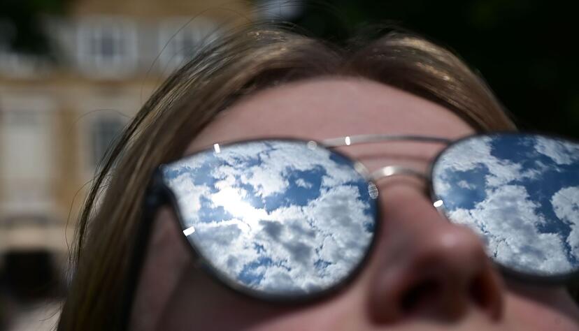 Am Samstag scheint in weiten Landesteilen von früh bis spät die Sonne. Im Südwesten und teilweise am Alpenrand kann es mehr Wolken geben, aber dort bleibt die Wahrscheinlichkeit für Schauer und Gewitter gering. Am Samstag scheint in weiten Landesteilen von früh bis spät die Sonne. Im Südwesten und teilweise am Alpenrand kann es mehr Wolken geben, aber dort bleibt die Wahrscheinlichkeit für Schauer und Gewitter gering.