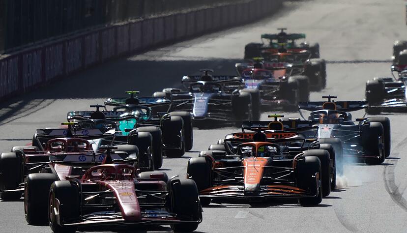 Ferrari-Pilot Charles Leclerc führte das Feld nach dem Start an. Ferrari-Pilot Charles Leclerc führte das Feld nach dem Start an.