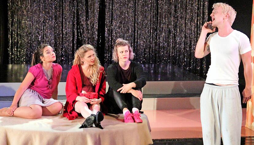 Bewegtes St&uuml;ck in Jagsthausen: Das bestens aufgelegte Ensemble begeisterte die Besucher mit viel Spielfreude und gewitzten Dialogen.
Foto: Leonore Welzin