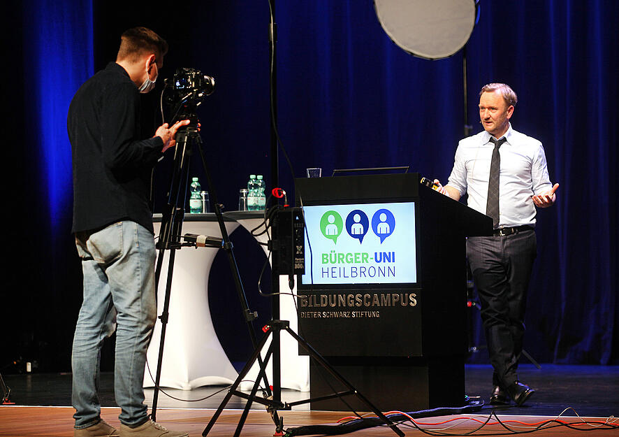 Vorlesung der Bürger-Uni Heilbronn zum Thema "Wie das Silicon Valley die Welt verändern will" mit Thomas Schulz Vorlesung der Bürger-Uni Heilbronn zum Thema "Wie das Silicon Valley die Welt verändern will" mit Thomas Schulz