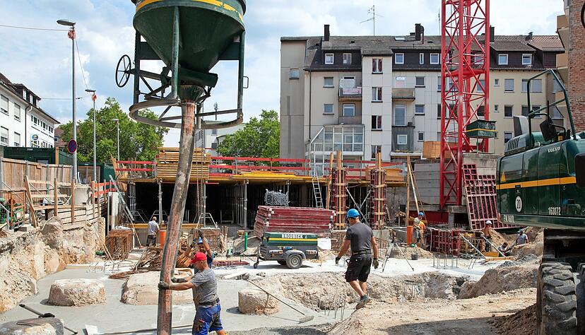 Aktuell werden auf dem ehemaligen Barthel-Areal an der Allee die Fundamente für die Parkgarage betoniert. Das Hotel soll 2024 eröffnet werden.
