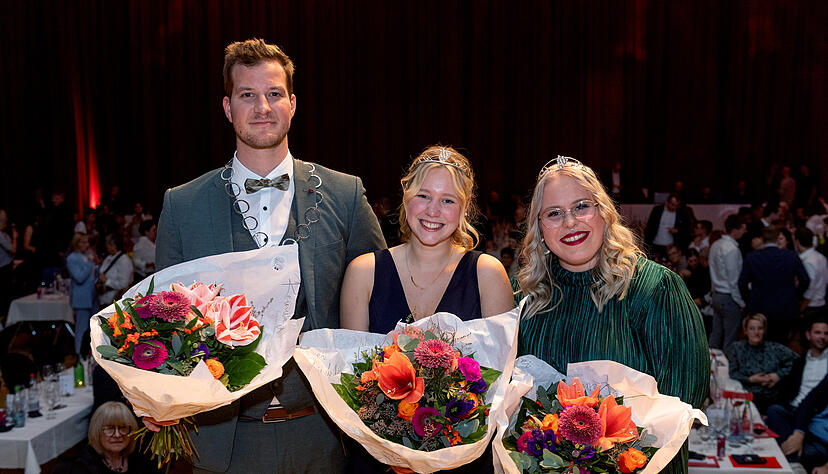 Die neue Württemberger Weinkönigin Kim Weißflog (Mitte) mit Prinzessin Ines Pfeiffer und Moritz Ocker, dem ersten Weinprinzen in der Geschichte des Württemberger Weinbaus.