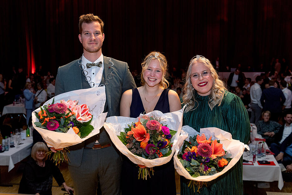 Die neue Württemberger Weinkönigin Kim Weißflog (Mitte) mit Prinzessin Ines Pfeiffer und Moritz Ocker, dem ersten Weinprinzen in der Geschichte des Württemberger Weinbaus. Die neue Württemberger Weinkönigin Kim Weißflog (Mitte) mit Prinzessin Ines Pfeiffer und Moritz Ocker, dem ersten Weinprinzen in der Geschichte des Württemberger Weinbaus.