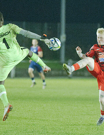 Die beiden Treffer von Gianluca Breve (rechts) reichten der SG Kirchardt nicht zum Sieg bei der SG-SV Lobbach.