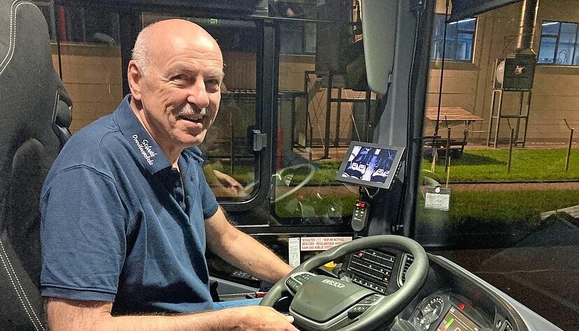 Gute Laune zu früher Stunde: Roland Schwab hat um 3.12 Uhr den Motor seines Busses gestartet. Bis 4.45 Uhr fährt er 15 Haltestellen an und setzt am Ende pünktlich die Mitarbeiter auf dem Gelände von EBM-Papst in Mulfingen ab. Gute Laune zu früher Stunde: Roland Schwab hat um 3.12 Uhr den Motor seines Busses gestartet. Bis 4.45 Uhr fährt er 15 Haltestellen an und setzt am Ende pünktlich die Mitarbeiter auf dem Gelände von EBM-Papst in Mulfingen ab.