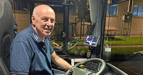 Gute Laune zu früher Stunde: Roland Schwab hat um 3.12 Uhr den Motor seines Busses gestartet. Bis 4.45 Uhr fährt er 15 Haltestellen an und setzt am Ende pünktlich die Mitarbeiter auf dem Gelände von EBM-Papst in Mulfingen ab. Gute Laune zu früher Stunde: Roland Schwab hat um 3.12 Uhr den Motor seines Busses gestartet. Bis 4.45 Uhr fährt er 15 Haltestellen an und setzt am Ende pünktlich die Mitarbeiter auf dem Gelände von EBM-Papst in Mulfingen ab.