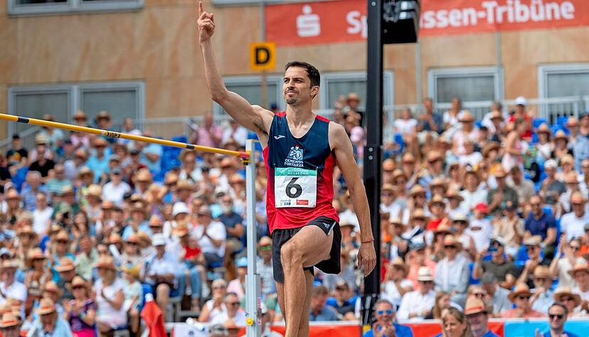 Der Mexikaner Edgar Rivera hat in Heilbronn nicht nur durch die landestypische Musik bei seinen Sprüngen neue Fans gewonnen.
Foto: Mario Berger Der Mexikaner Edgar Rivera hat in Heilbronn nicht nur durch die landestypische Musik bei seinen Sprüngen neue Fans gewonnen.
Foto: Mario Berger
