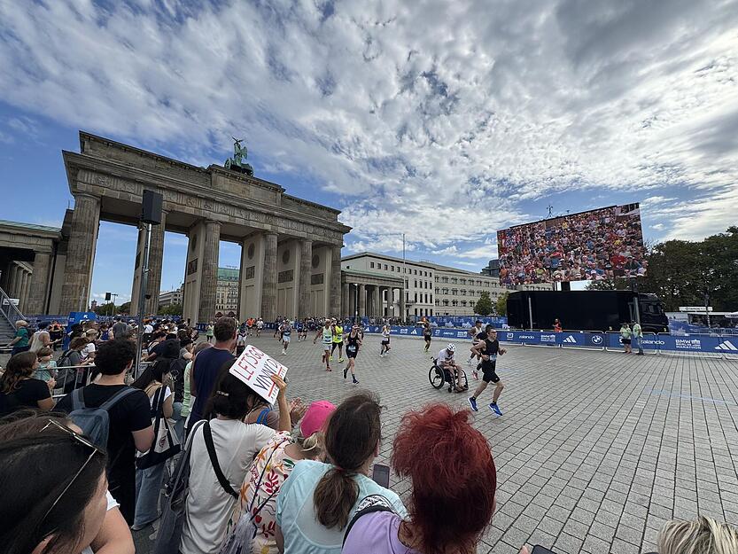 Die Stimmung am Brandenburger Tor ist gigantisch. Wer das Berliner Wahrzeichen passiert hat, der hat beim Marathon nur noch wenige 100 Meter bis ins Ziel.