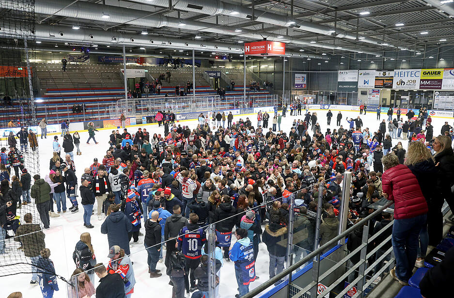 Bewegende Momente bei der Spielerverabschiedung in der Heilbronner Eishalle. Bewegende Momente bei der Spielerverabschiedung in der Heilbronner Eishalle.
