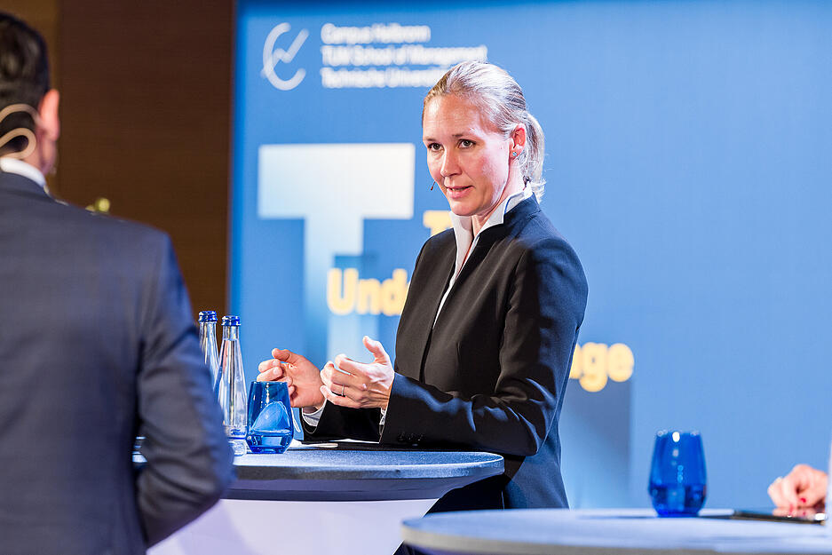 Podiumsdiskussion in der Aula des Bildungscampus unter Corona-Bedingungen