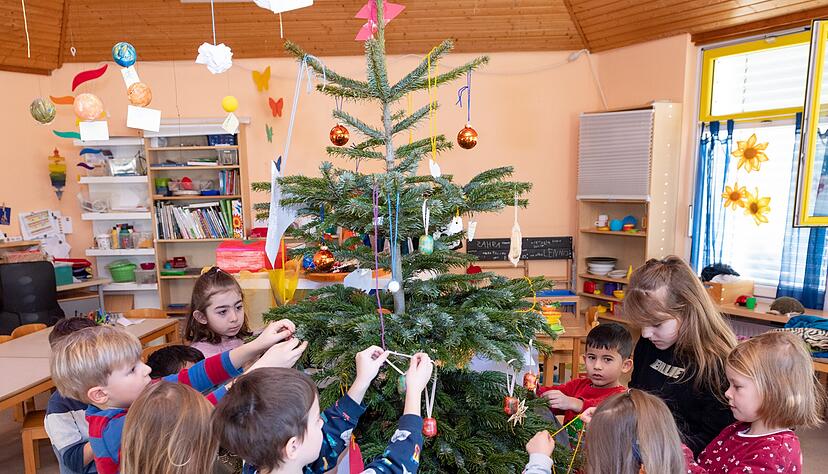 Den Weihnachtsbaum im Kindergarten haben die F&uuml;nf- und Sechsj&auml;hrigen mit selbstgebasteltem Schmuck geschm&uuml;ckt. Was zu Hause unter dem Baum liegen wird, ist f&uuml;r sie eine gro&szlig;e &Uuml;berraschung.
Foto:Mario Berger