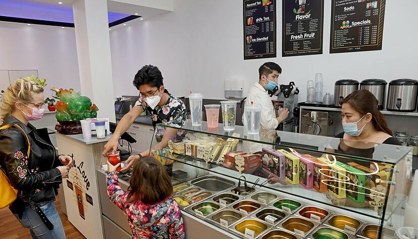"Q-Tea Bubble Love" ist ein Laden in Heilbronn, der seit kurzem Bubble Tea verkauft. Die Kunden stehen Schlange. "Q-Tea Bubble Love" ist ein Laden in Heilbronn, der seit kurzem Bubble Tea verkauft. Die Kunden stehen Schlange.