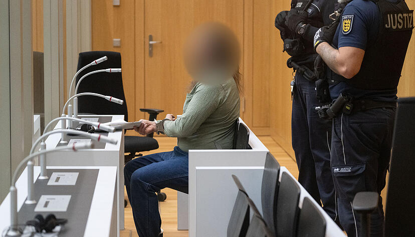 Der Angeklagte in einem Staatsschutzverfahren sitzt in einem Saal des Oberlandesgerichts Stuttgart. Der mutmaßliche «Reichsbürger» soll vor einem Jahr im badischen Boxberg mit einem Schnellfeuergewehr auf die Beamten geschossen und zwei von ihnen verletzt haben, weil sie seine Wohnung durchsuchen wollten. Dem Mann wird mehrfacher versuchter Mord zur Last gelegt, verhandelt wird im streng gesicherten OLG-Prozessgebäude Stammheim.