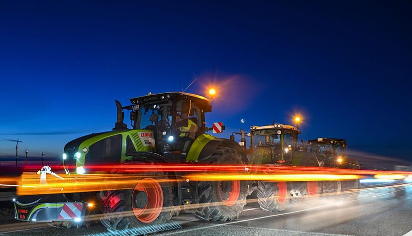 Landwirte blockieren mit ihren Traktoren die Auffahrt auf die Autobahn A12 in Richtung Berlin. Landwirte blockieren mit ihren Traktoren die Auffahrt auf die Autobahn A12 in Richtung Berlin.