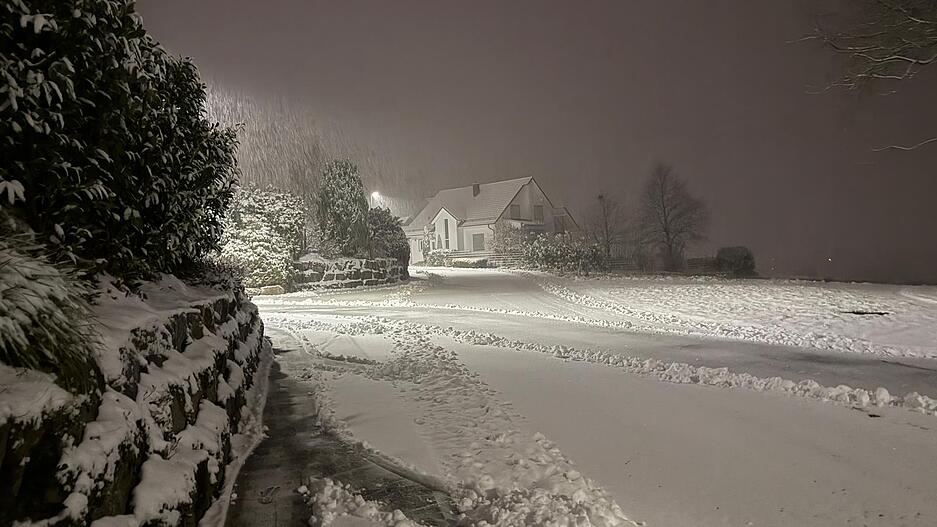 Laut den Prognosen des Deutschen Wetterdienstes (DWD) k&ouml;nnten regional bis zu 25 Zentimeter Schnee liegen bleiben.