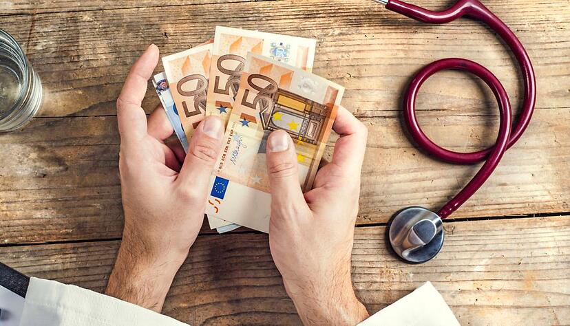 Selbstzahlerleistungen haben sich zu einem Geschäftsmodell entwickelt, heißt es beim Wissenschaftlichen Institut der AOK. "Für manche Ärzte mögen sie eine lukrative Einnahmequelle bedeuten."Foto: Halfpoint/Fotolia Selbstzahlerleistungen haben sich zu einem Geschäftsmodell entwickelt, heißt es beim Wissenschaftlichen Institut der AOK. "Für manche Ärzte mögen sie eine lukrative Einnahmequelle bedeuten."Foto: Halfpoint/Fotolia
