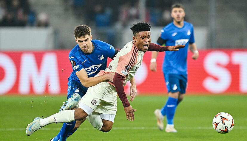Sind jetzt Teamkollegen: Anton Stach (l) und Hoffenheims Neuzugang Gift Orban.