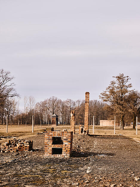 Vor 80 Jahren befreite die Rote Armee der Sowjetunion die &uuml;brigen Gefangenen im Vernichtungslager Auschwitz-Birkenau. Heutzutage sind nicht mehr alle Geb&auml;ude an dem Gedenkort ganz vorzufinden.