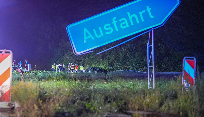 Die Polizei folgte auf der A6 einem BMW-Fahrer, der erst in Schlangenlinien unterwegs war und später an der Anschlussstelle Sinsheim-Steinsfurt verunfallte.