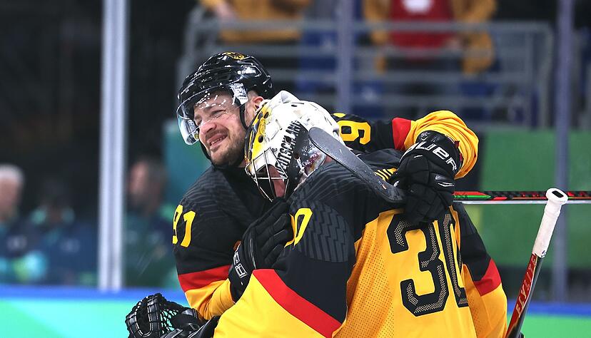 Moritz M&uuml;ller (l) und Philipp Grubauer feiern den Pflichtsieg gegen Frankreich.